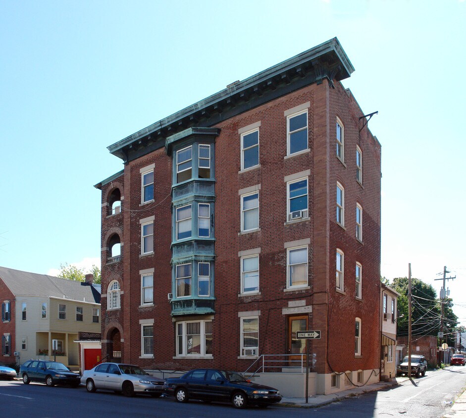 Building Photo - Holz Building