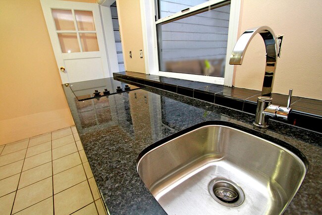 Foto del edificio - 886 44th Ave