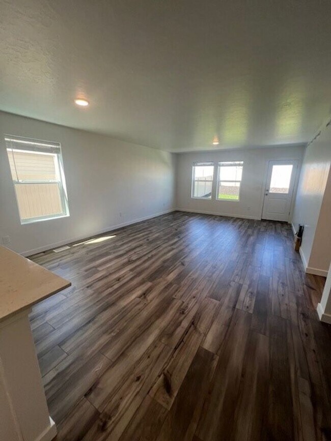 Building Photo - New 4 bed 2.5 bath home in Caldwell, just ...