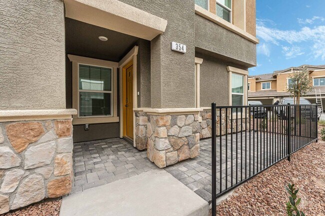 Building Photo - STUNNING TOWNHOUSE IN HENDERSON!