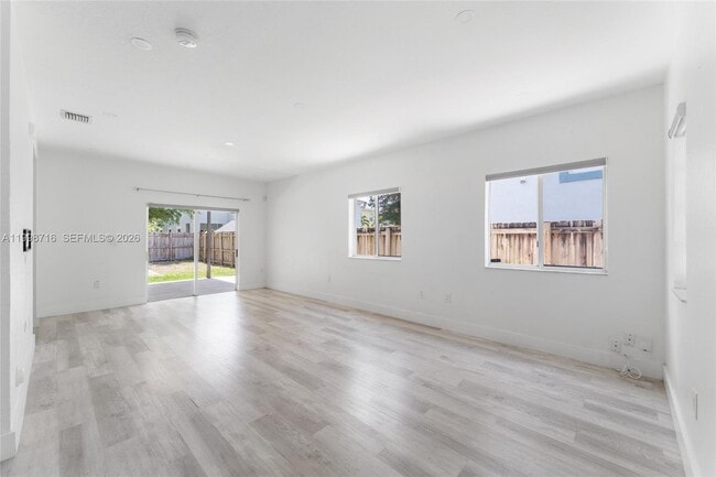 Foto del edificio - 379 NE 31st Ave