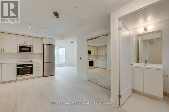 Building Photo - 2545 Simcoe St N