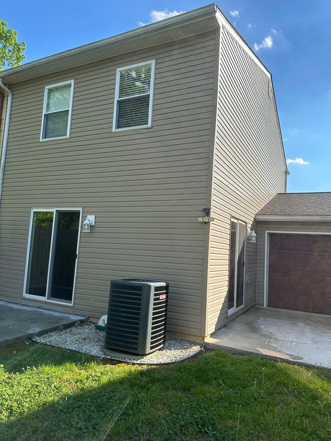 Building Photo - 3 BR, 1.5 BA Townhome in Becks Landing, Ne...