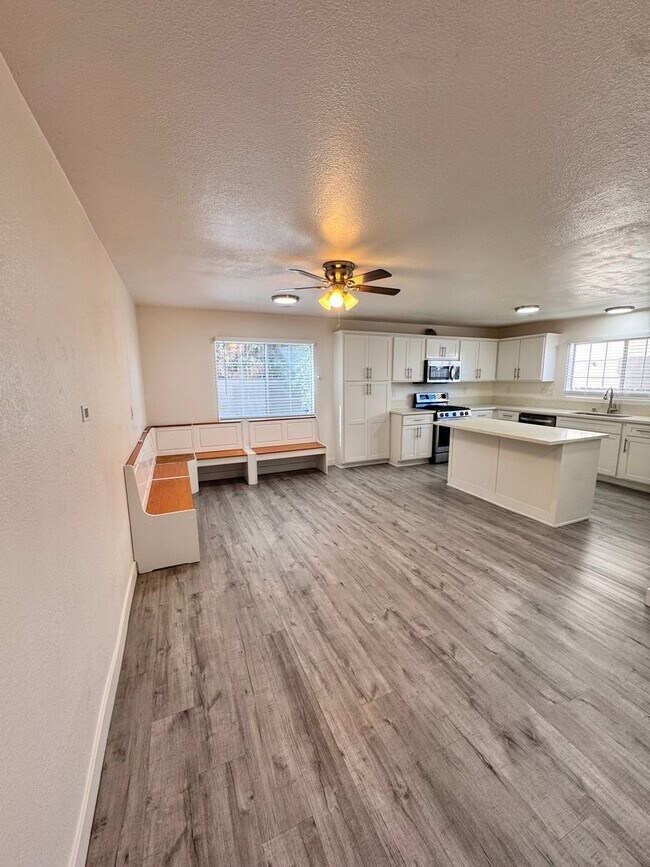 Foto del edificio - 927 Freeman Ave