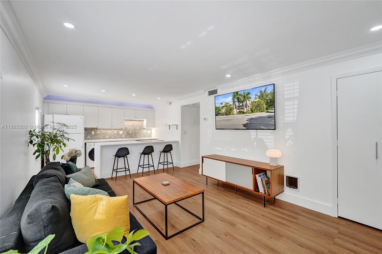 Foto principal - 815 NE 28th St