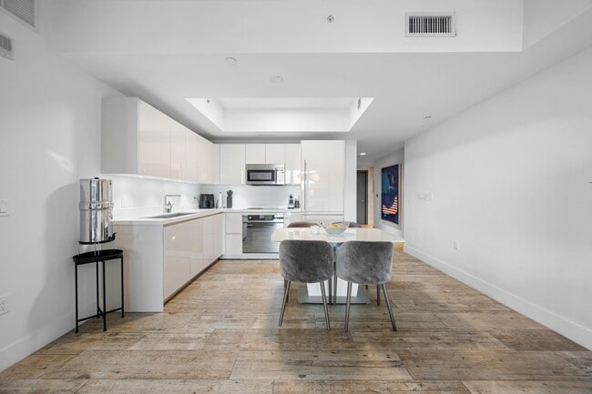Building Photo - 1060 Brickell Ave