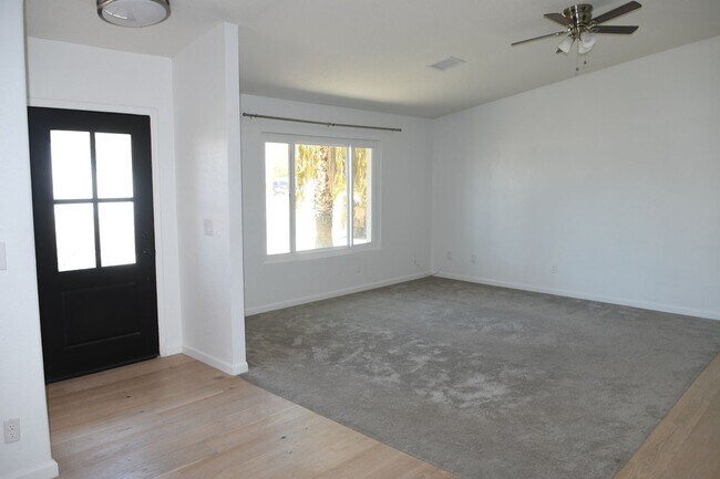 Foto del edificio - 8681 E Latham St