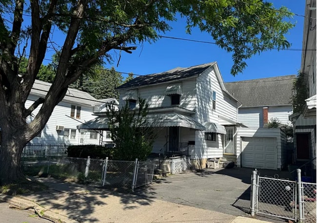 Building Photo - Newly Renovated 3 Bed/1 Bath Single Family...