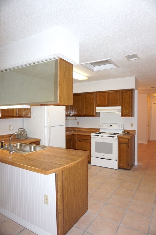 Building Photo - Townhouse in FWB