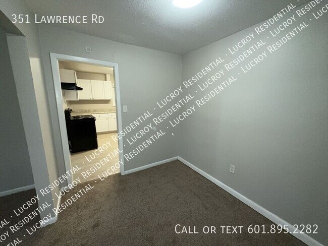 Foto del edificio - 351 Lawrence Rd