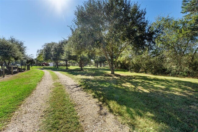 Foto del edificio - 25717 Lakeside Dr