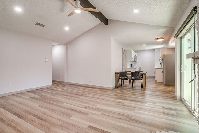 Foto del edificio - Amazing Modern- 3 Bedroom, 2 Bath Ready for New Tenants- Burleson ISD- 76028