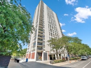 Building Photo - 1455 N Sandburg Terrace