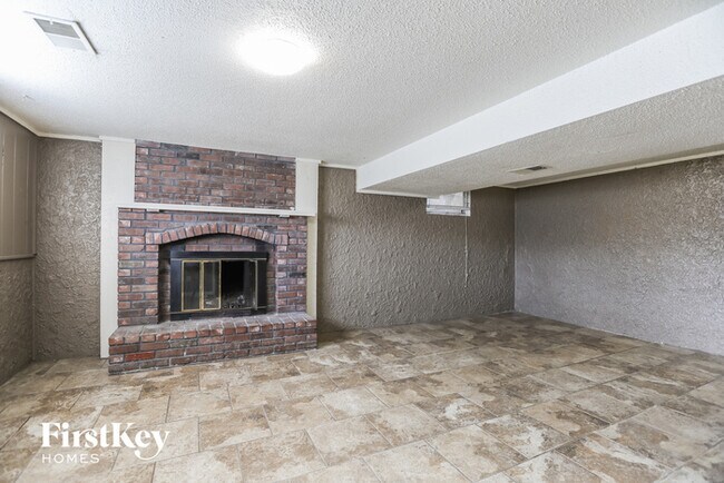 Building Photo - 109 SW Sandstone Dr