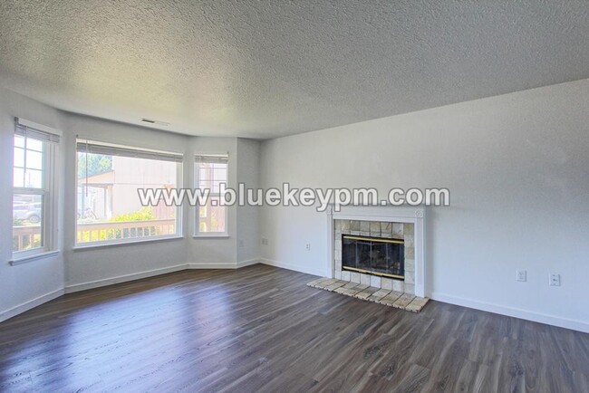Building Photo - 3 Bed, 2 Baths Home in Orchards Neighborho...