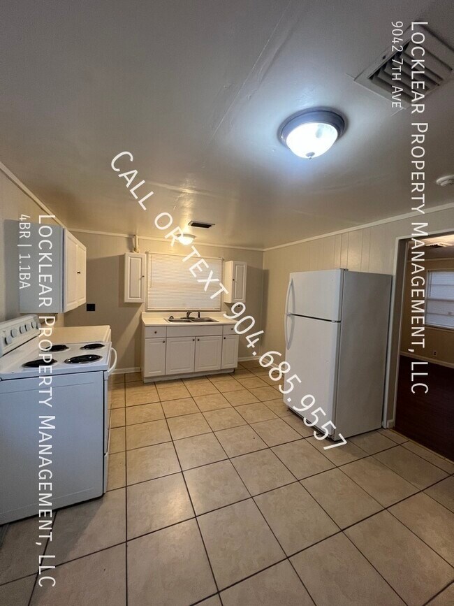 Building Photo - Spacious 4 Bed, 1.5 Bath Home!