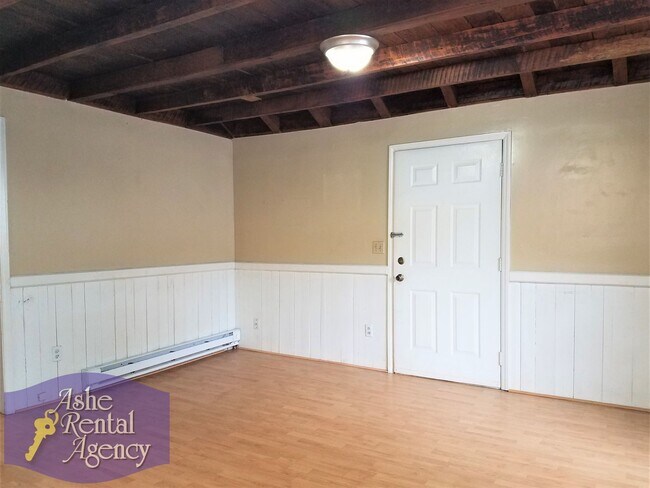 Foto del edificio - Morning Coffee, River Views, and Easy Living – 2BR Cottage in Fleetwood