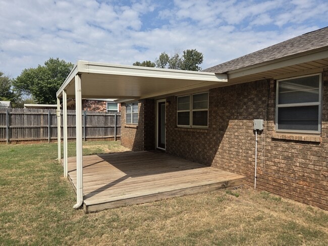 Building Photo - 904 E Hills Dr