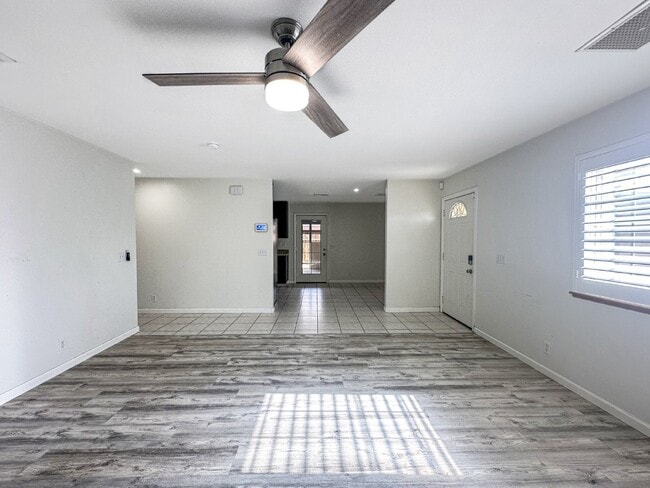 Foto del edificio - 1240 W Mariposa Ave