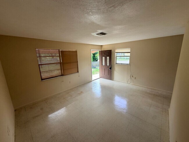 Foto del edificio - 5743 Elm St