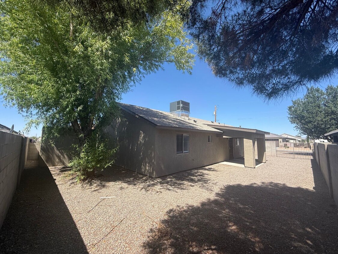 Building Photo - 3 Bedroom 2 Bathroom Home