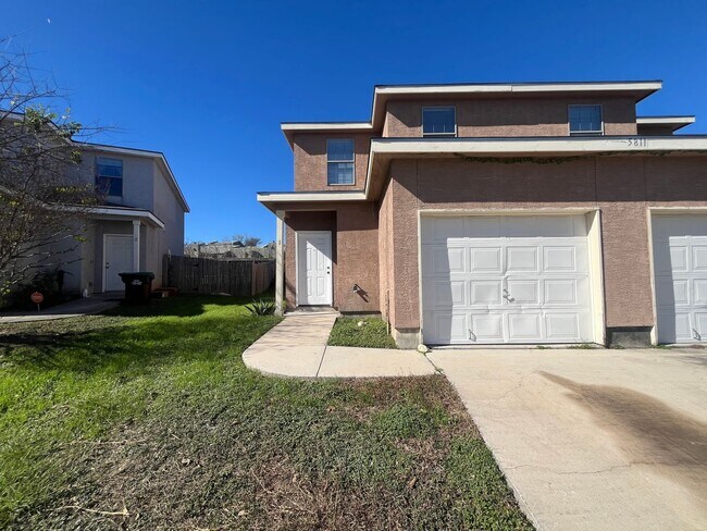 Building Photo - 5811 Golf Bend
