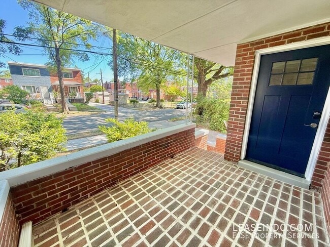Photo - 733 Crittenden St NE House