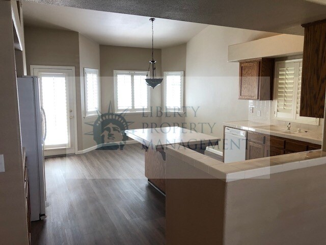 Building Photo - 10266 N Sierra Vista Ave