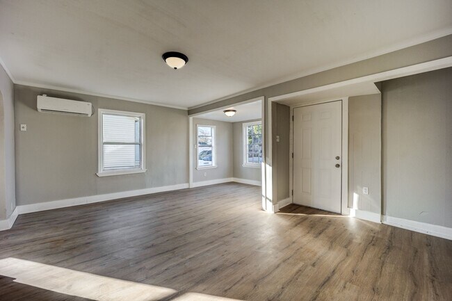 Building Photo - Freshly Updated 2 Bedroom House