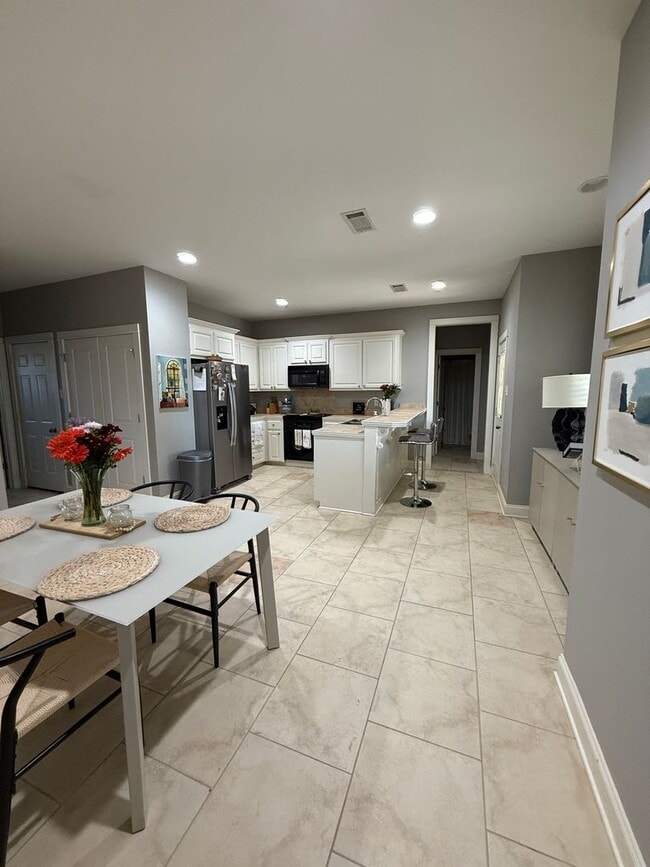 Foto del edificio - Must see this Beautifull home located off Staring in Santa Rosa Subdivision