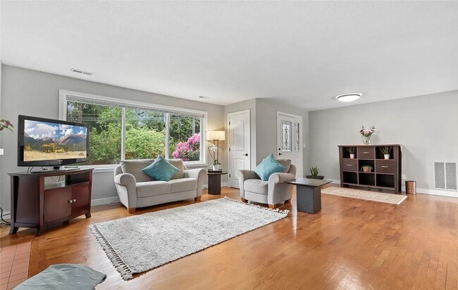 Building Photo - LOW RENT!Beautiful 4Bed2Bath House!PRIME h...