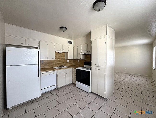 Building Photo - 702 N 1st St