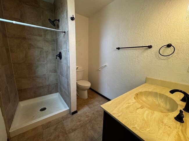 Building Photo - Beautiful 3 bedroom 2 bath