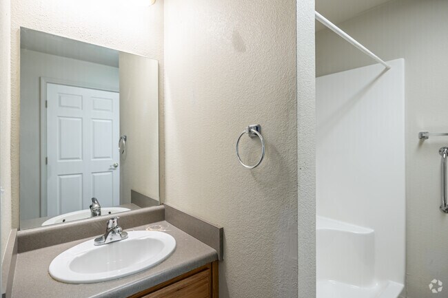 1 habitación, 1 baño, 607 pies cuadrados, baño - Wedington Place Senior Apartments