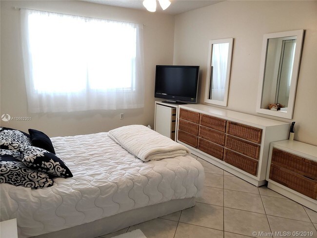 Foto del edificio - 250 181ST Dr