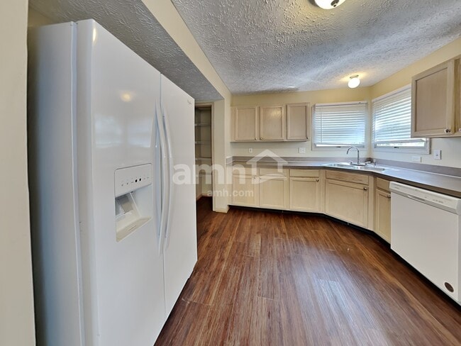 Building Photo - 5563 Crenton Dr