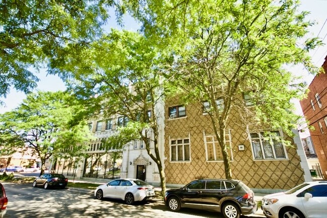 Building Photo - 1211 W Elmdale Ave