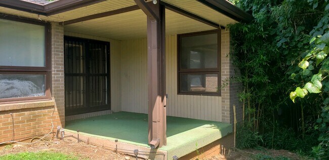 Building Photo - 108 2nd Ave E