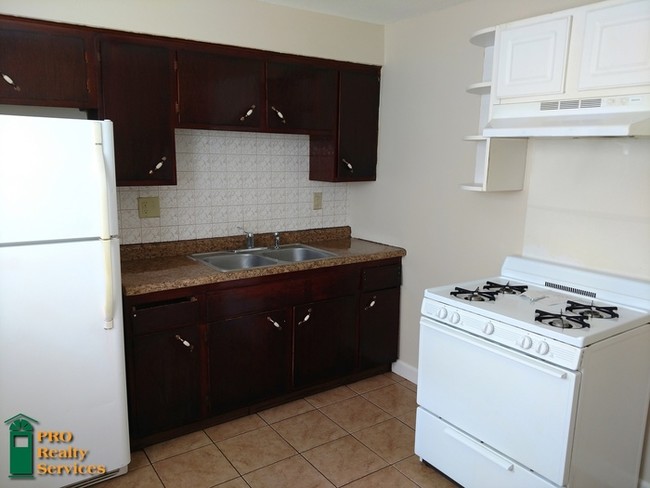 Building Photo - 2 Bedroom Lower Level Duplex Unit