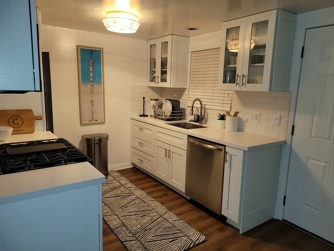 Building Photo - 510 Avenida Victoria