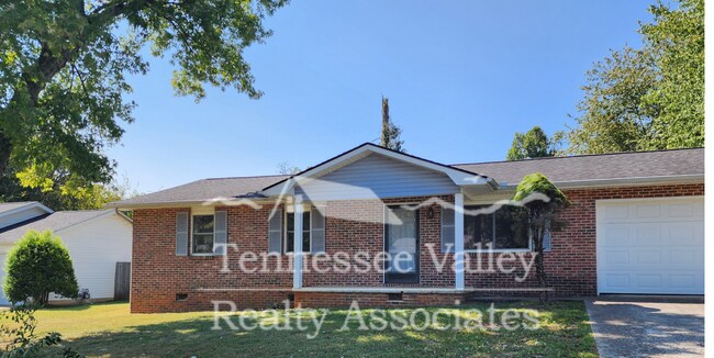 Building Photo - Spacious 3 Bed 1 and 1/2 Bath Knoxville Ho...
