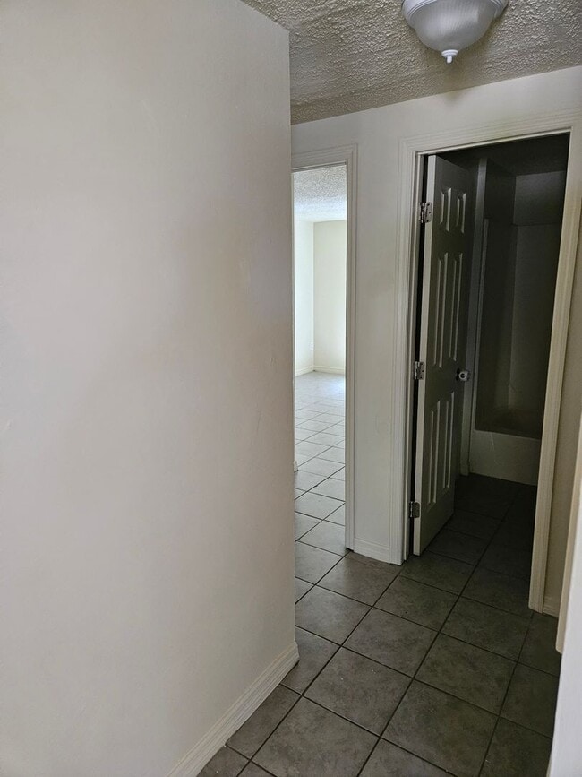 Foto del edificio - 3/2 DUPLEX WEST SIDE