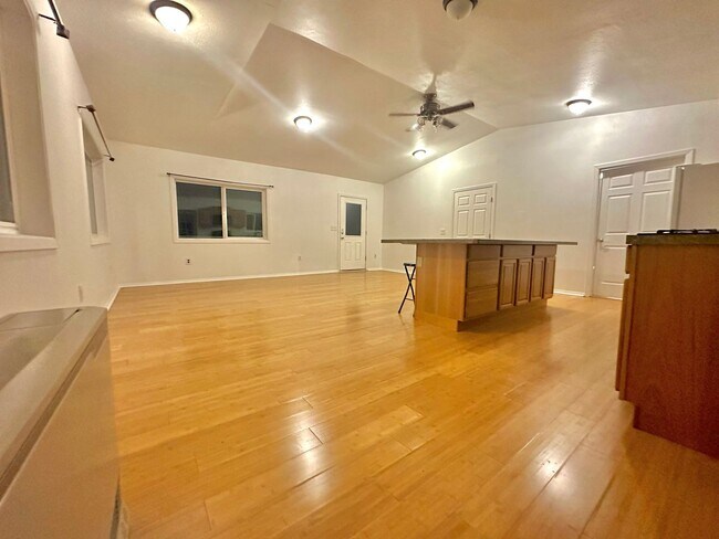Building Photo - Spacious 1 bedroom, No pets