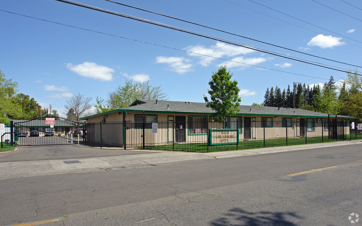 Primary Photo - Los Lomas Apts