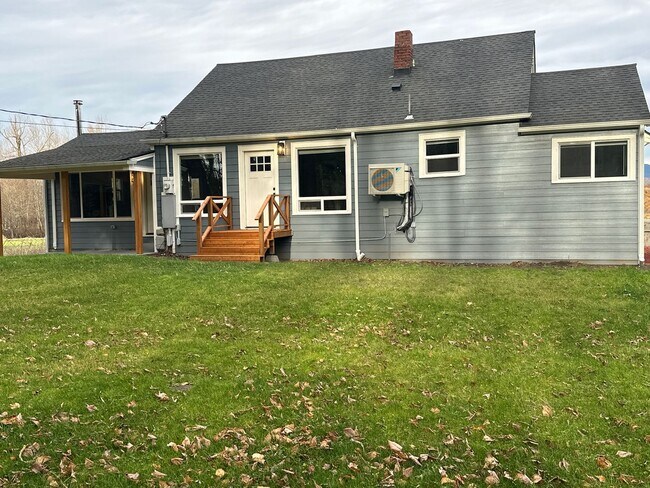 Building Photo - Just renovated 3 bedroom home in Sedro Woo...