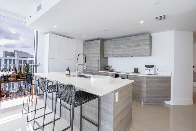Foto del edificio - 650 NE 32nd St