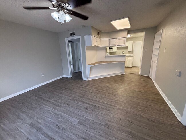Foto del edificio - Lovely 5 Bedroom 2 Bathroom with a Fenced Backyard!