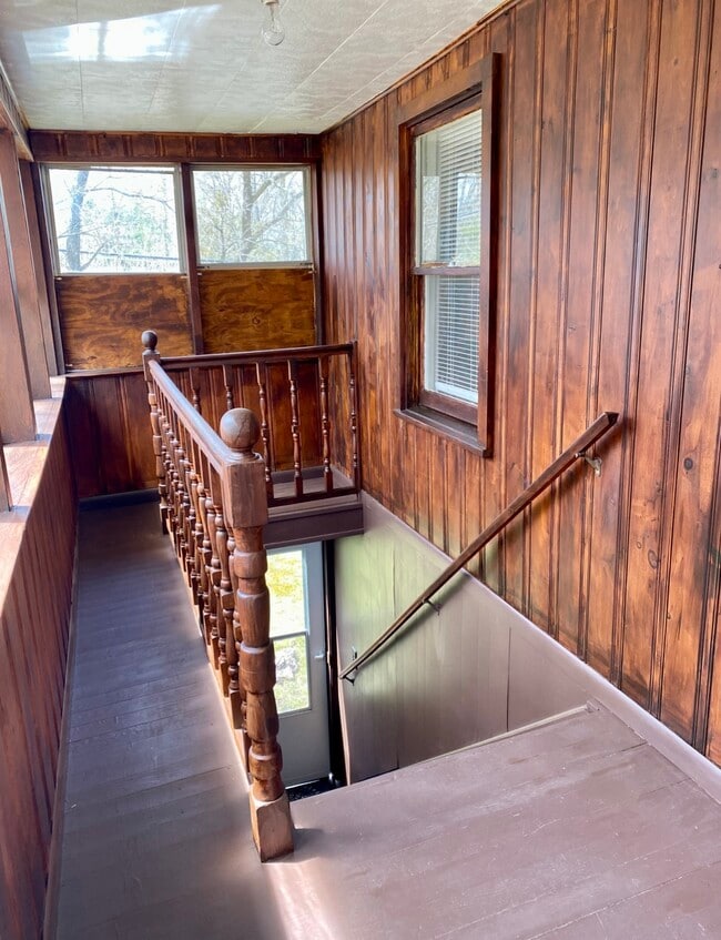 Building Photo - 204 Maple Ave