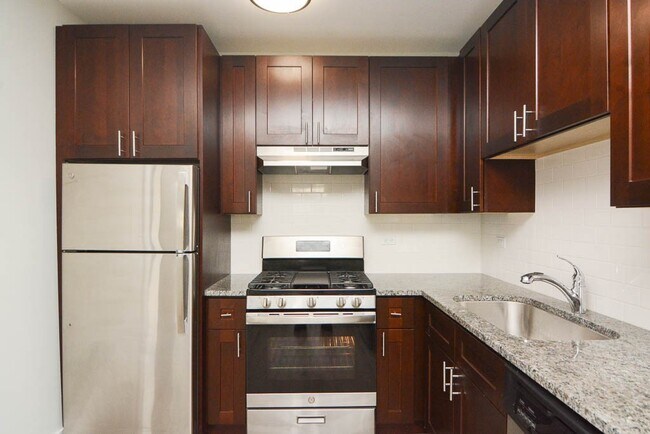 Building Photo - 725 St Johns Ave