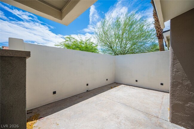 Foto del edificio - 330 E Country Club Dr